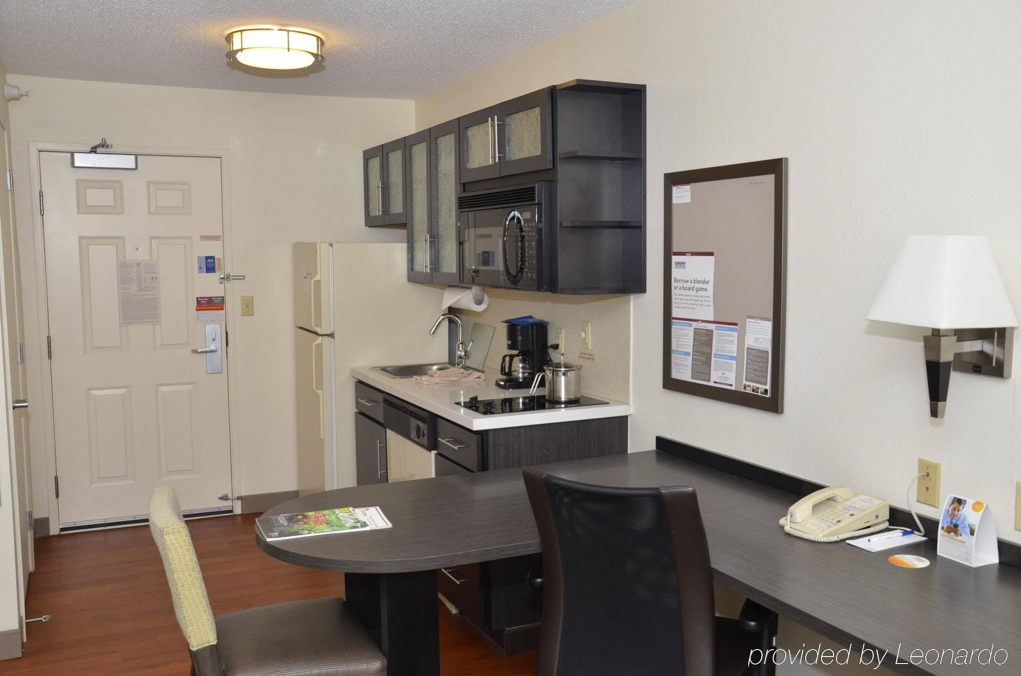 Sonesta Simply Suites Detroit Warren Exterior photo