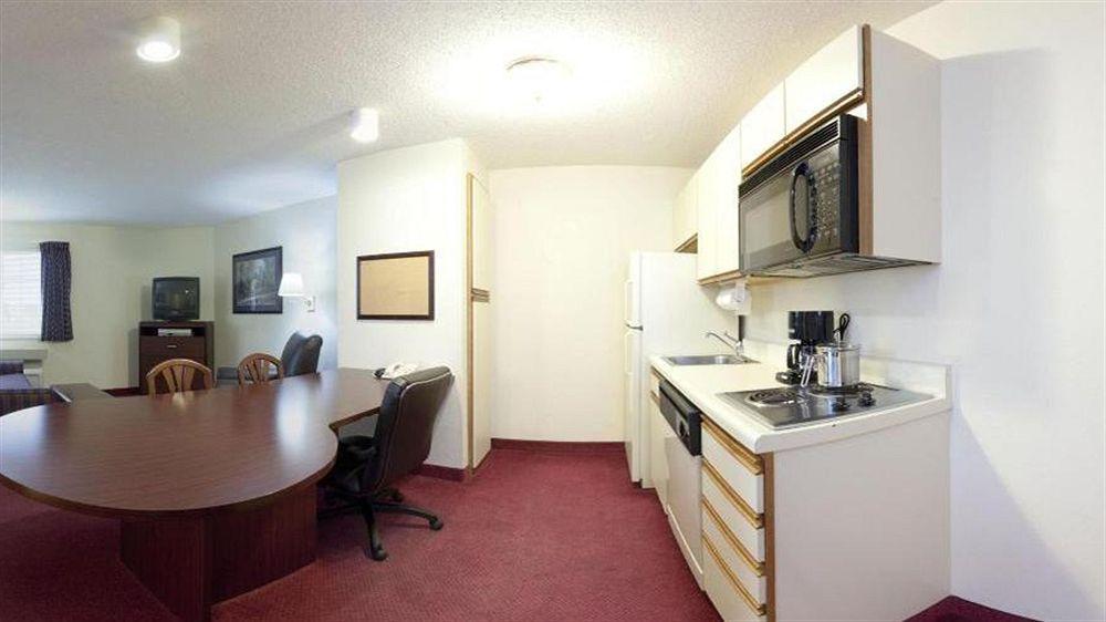 Sonesta Simply Suites Detroit Warren Exterior photo