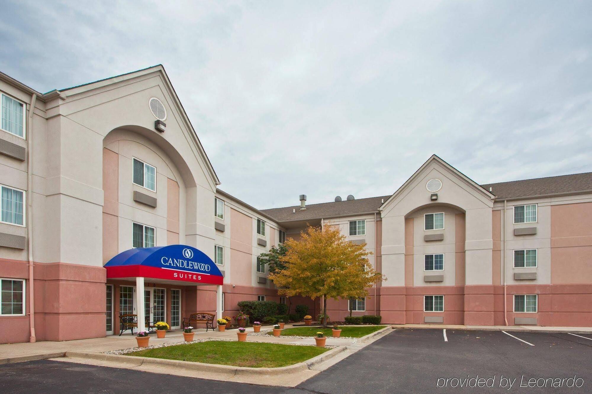 Sonesta Simply Suites Detroit Warren Exterior photo